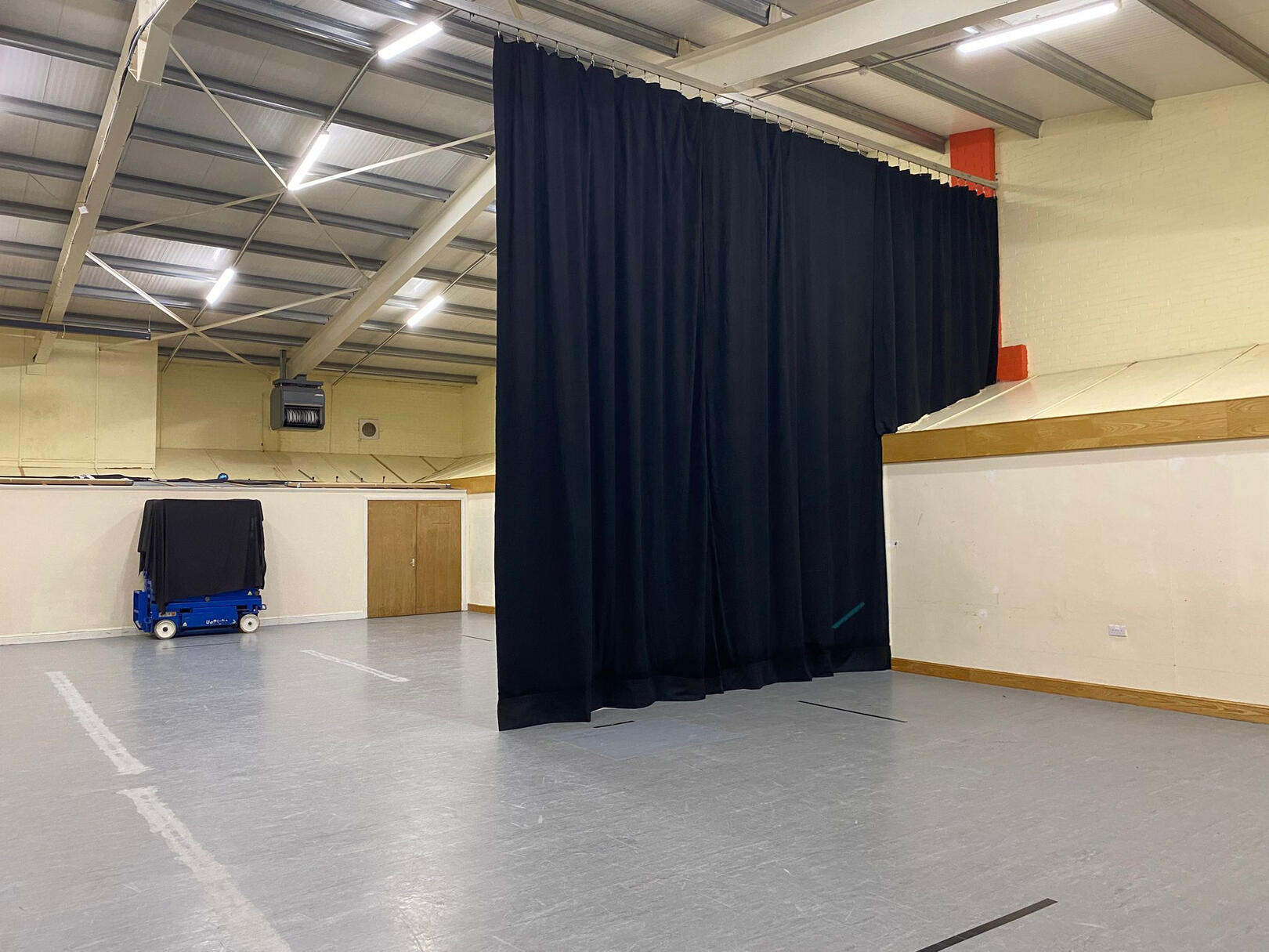 Dividing curtain implementation